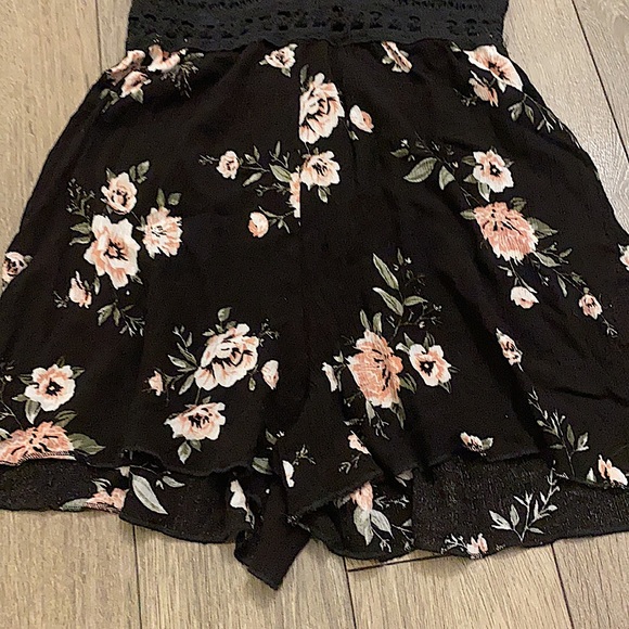 Woman’s or Teens Floral Shorts Jumper - Picture 3 of 7